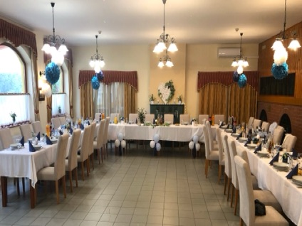 Ünnepi asztalok a rendezvényteremben